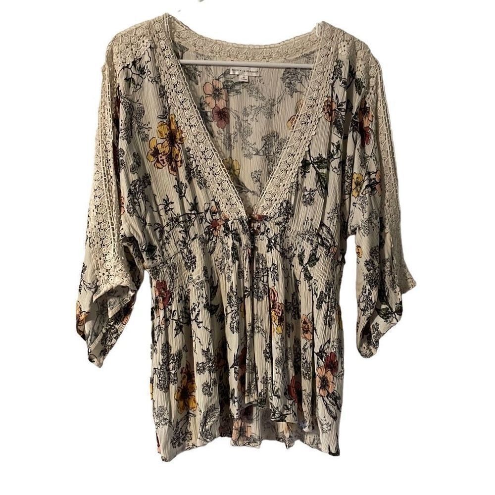 Coco & Jamieson crinkle rayon floral with lace layering blouse M. Lace trim